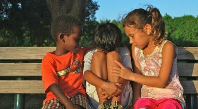 10 maneiras de ensinar empatia aos seus filhos: especialistas indicam