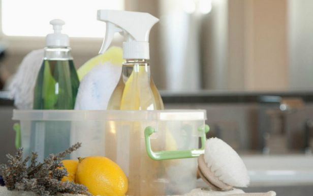 Longe dos produtos químicos na limpeza: 9 receitas naturais caseiras