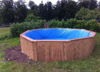 A piscina acima do solo feita de paletes é barata e parece tão boa quanto a que foi comprada.