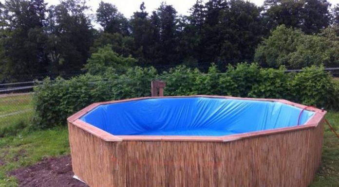 A piscina acima do solo feita de paletes é barata e parece tão boa quanto a que foi comprada.