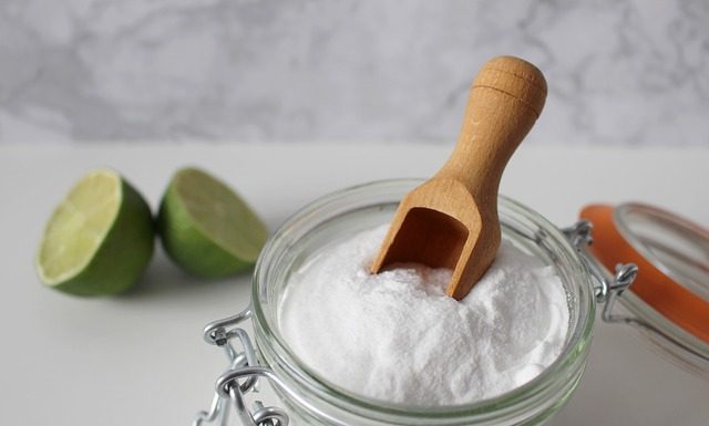 Vinagre, bicarbonato de sódio ou sal funcionam melhor para limpar pavimentos.