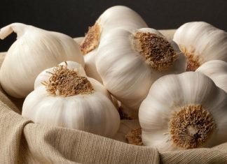 5 maneiras práticas de dizer adeus ao cheiro de alho em suas mãos.