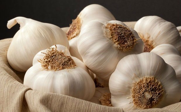 5 maneiras práticas de dizer adeus ao cheiro de alho em suas mãos.