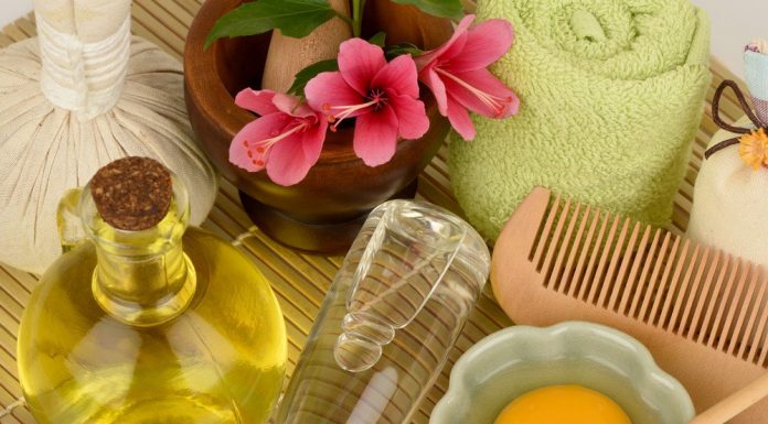 10 máscaras de cuidados naturais para cabelos danificados pelo mar e pelo sol.