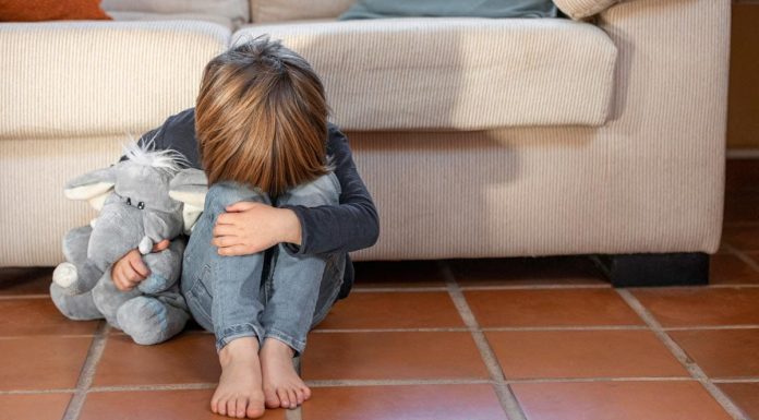 Há muitas maneiras de destruir a autoestima de seus filhos. Mas pense bem ao fazer isso!