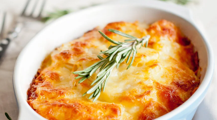 Gratinado de mandioca com carne moída