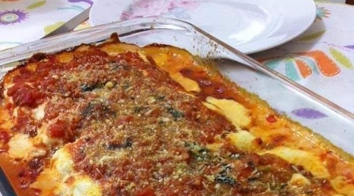 Canelone recheado de queijo e presunto com molho branco