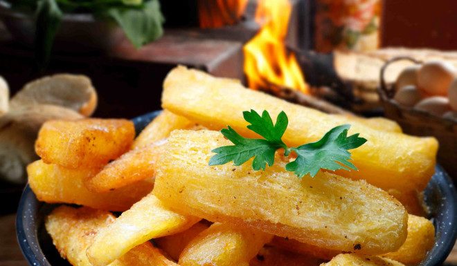 Mandioca Crocante com Molho Apimentado