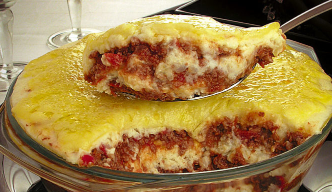 Purê de batata com carne moída na travessa