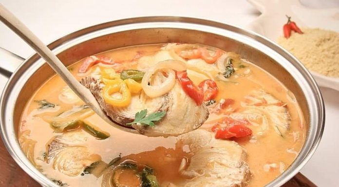 Peixe cozido no leite de coco