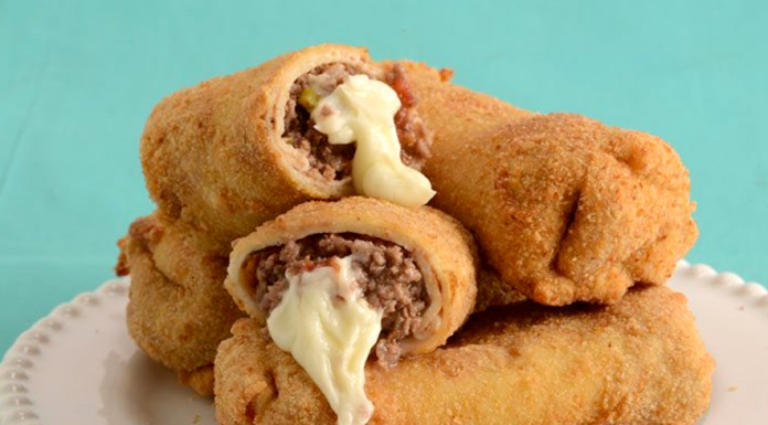 Panqueca frita com recheio de guisado e requeijão