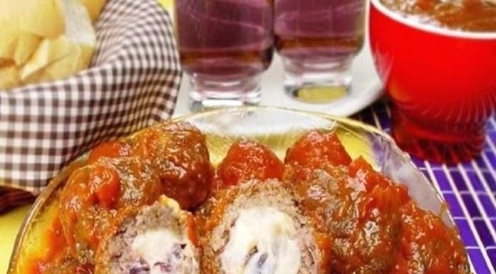 Almôndega recheada ao molho de tomate