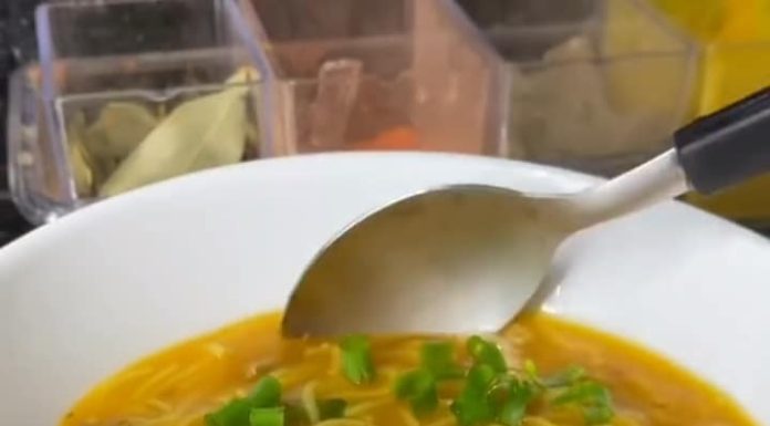 Sopa cremosa de mandioquinha com macarrão