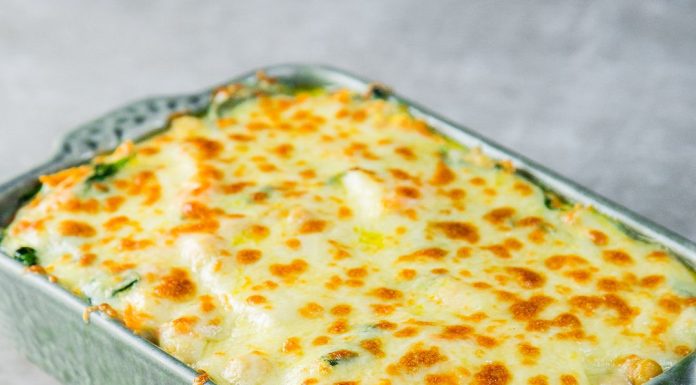 Bacalhau gratinado com espinafre e cenoura em uma versão mais saudável