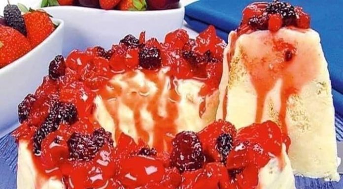 Sorvetone com calda de frutas vermelhas❤