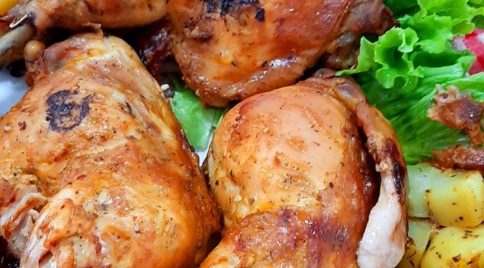 Coxa e sobrecoxas assadas com batatas que ficam saborosíssimas