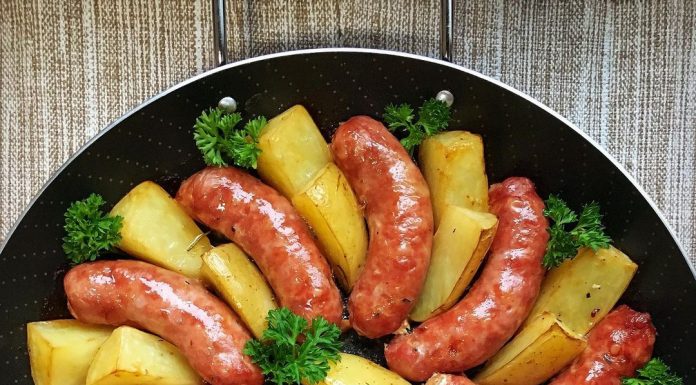 Linguiça toscana assada com batatas