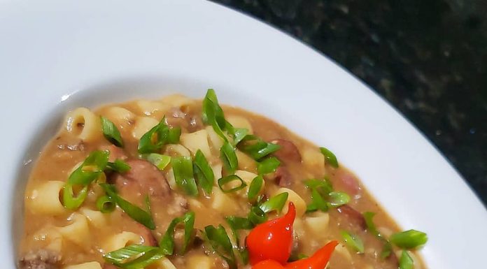 Sopa de feijão com linguicinha