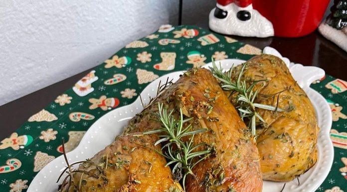Coxa e sobrecoxa assada no forno deliciosa