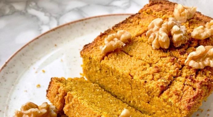 Bolo de milho com nozes