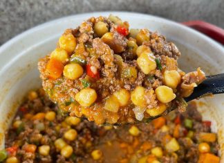 Carne moída com vegetais e grão de bico