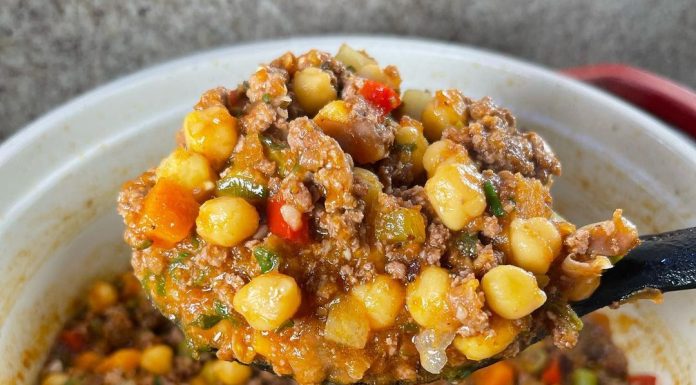 Carne moída com vegetais e grão de bico